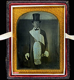 Click image for larger version

Name:	Man wearing top hat, gloves, Freemason apron.jpg
Views:	109
Size:	30.8 KB
ID:	228523